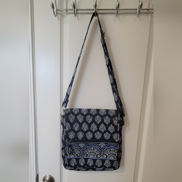 Vera Bradley Handbags - Vera Bradley mail carrier like new